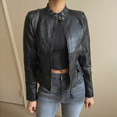 Schmale Moto-Lederjacke mit Reißverschluss am Kragen